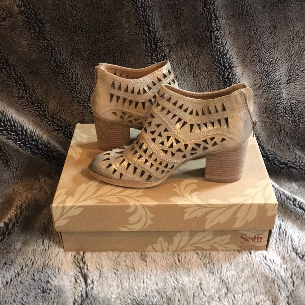 Sofft  Westwood anthracite cutout ankle bootie.